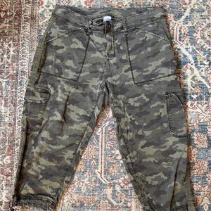 Classic camo cargo capris with